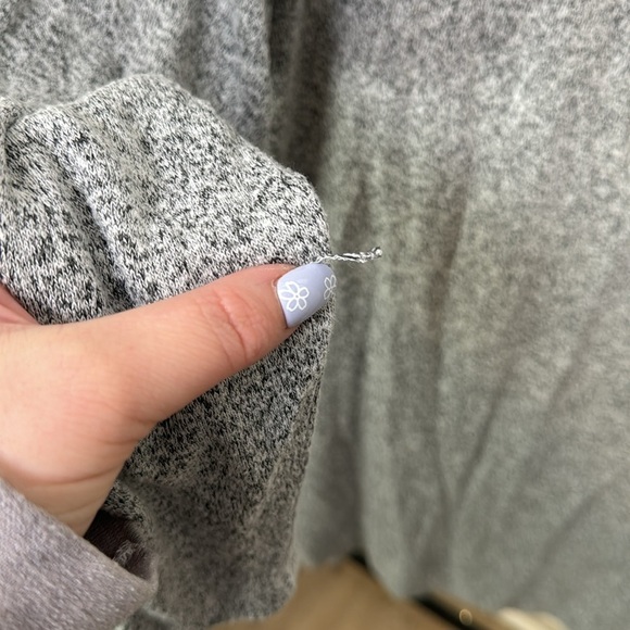 Old Navy Women's Heather Gray Cozy Sweater Shirt V-Neck Size Medium - Picture 4 of 7